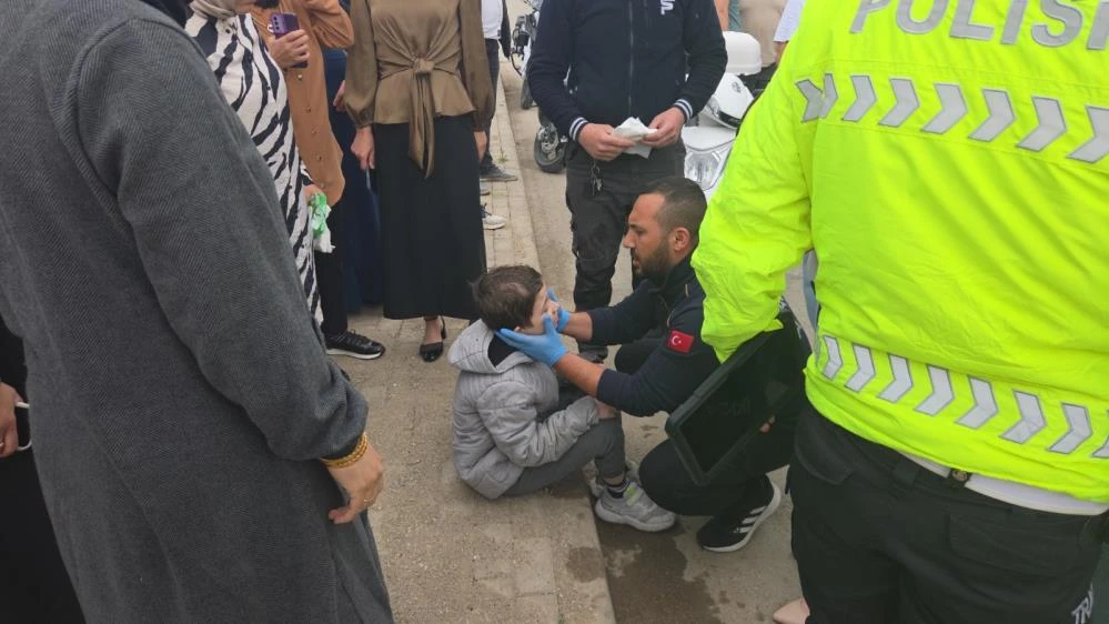 Motosiklet kazasında baba ile oğlu yaralandı