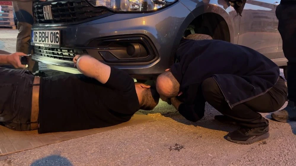 Otomobilin motoruna giren kedi, yaklaşık 2 saat sonra çıkarıldı