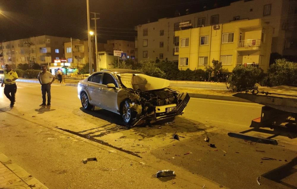 Mersin'in Erdemli ilçesinde kontrolden çıkan otomobil kamyonete çarptı