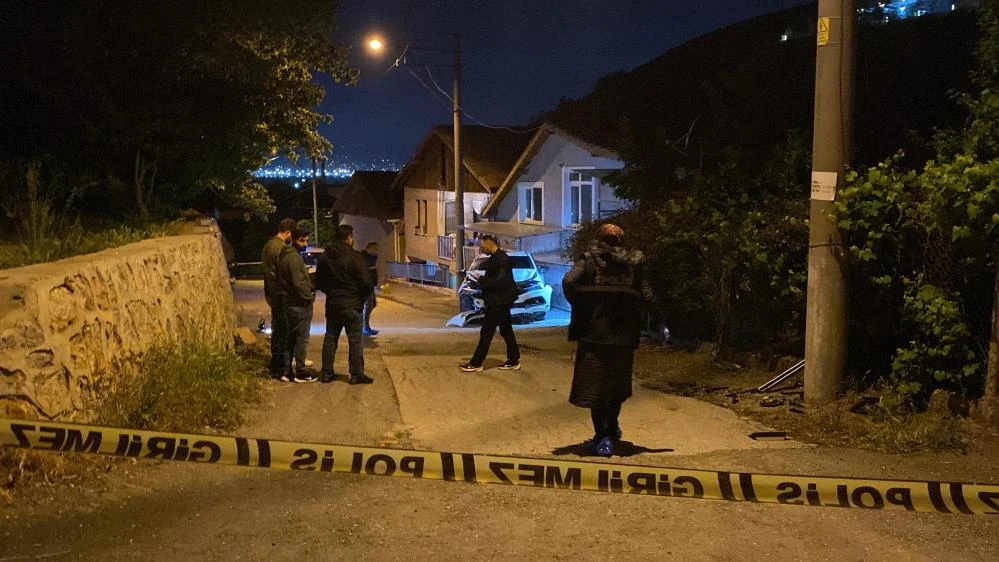 İzmit'te kurşun yağmuruna tutulan otomobil kaza yaparak durabildi