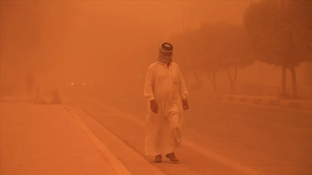 Irak'ı kum fırtınası vurdu! Boğulma tehlikesi geçirenler hastaneye koştu