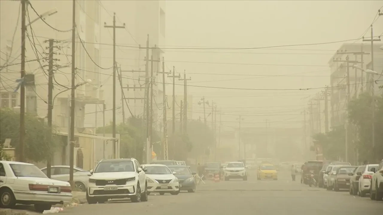 Irak'ı kum fırtınası vurdu! Boğulma tehlikesi geçirenler hastaneye koştu