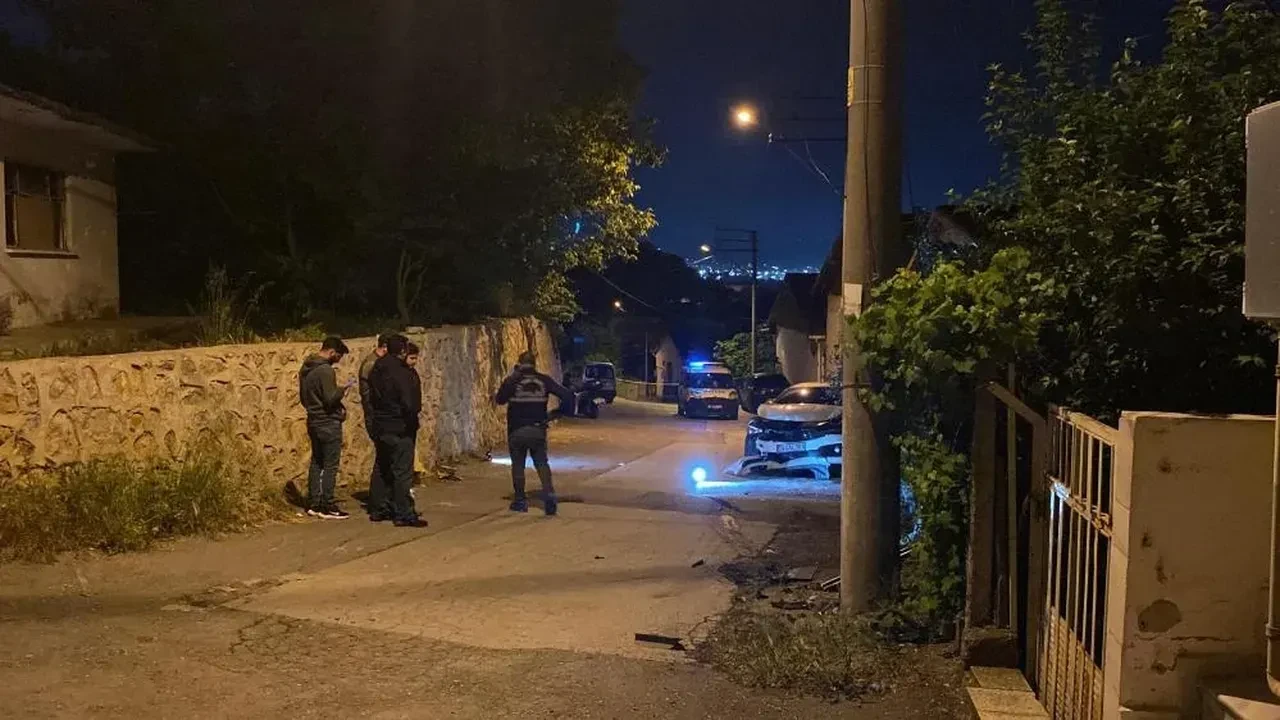 İzmit'te kurşun yağmuruna tutulan otomobil kaza yaparak durabildi