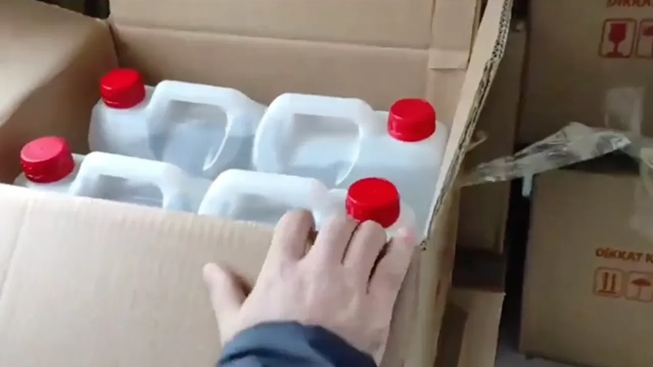 Jandarmanın durdurduğu kamyonda 2 bin litre etil alkol bulundu