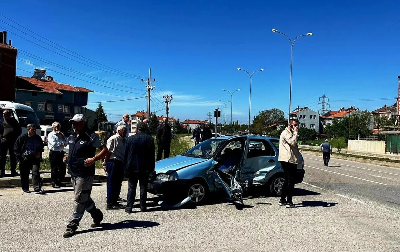 Kavşakta feci çarpışma! Çok sayıda yaralı var