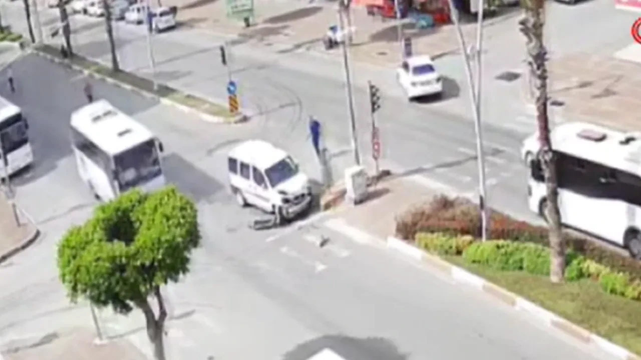 Kırmızı ışıkta geçti, araca böyle çarptı: Gözlerinin önündeki kazayı es geçtiler