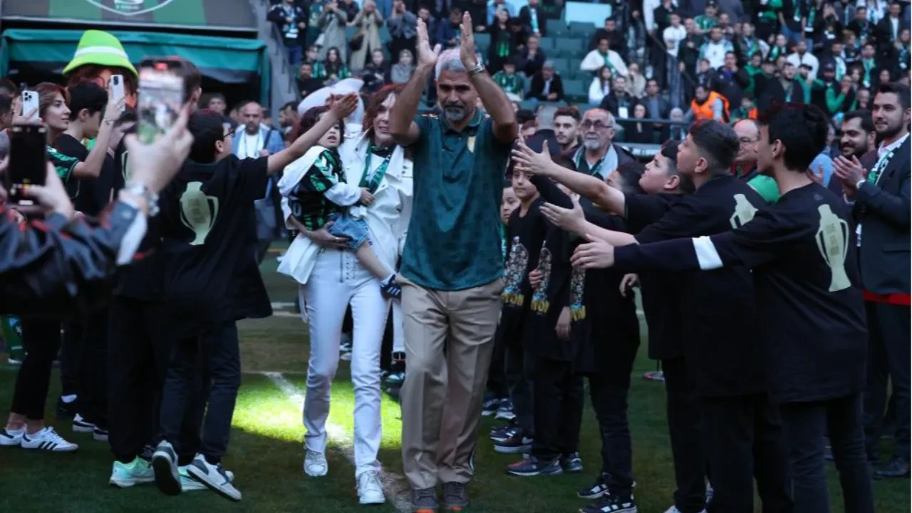 Kocaelispor şampiyon hoca İsmet Taşdemir ile yollarını resmen ayırdı