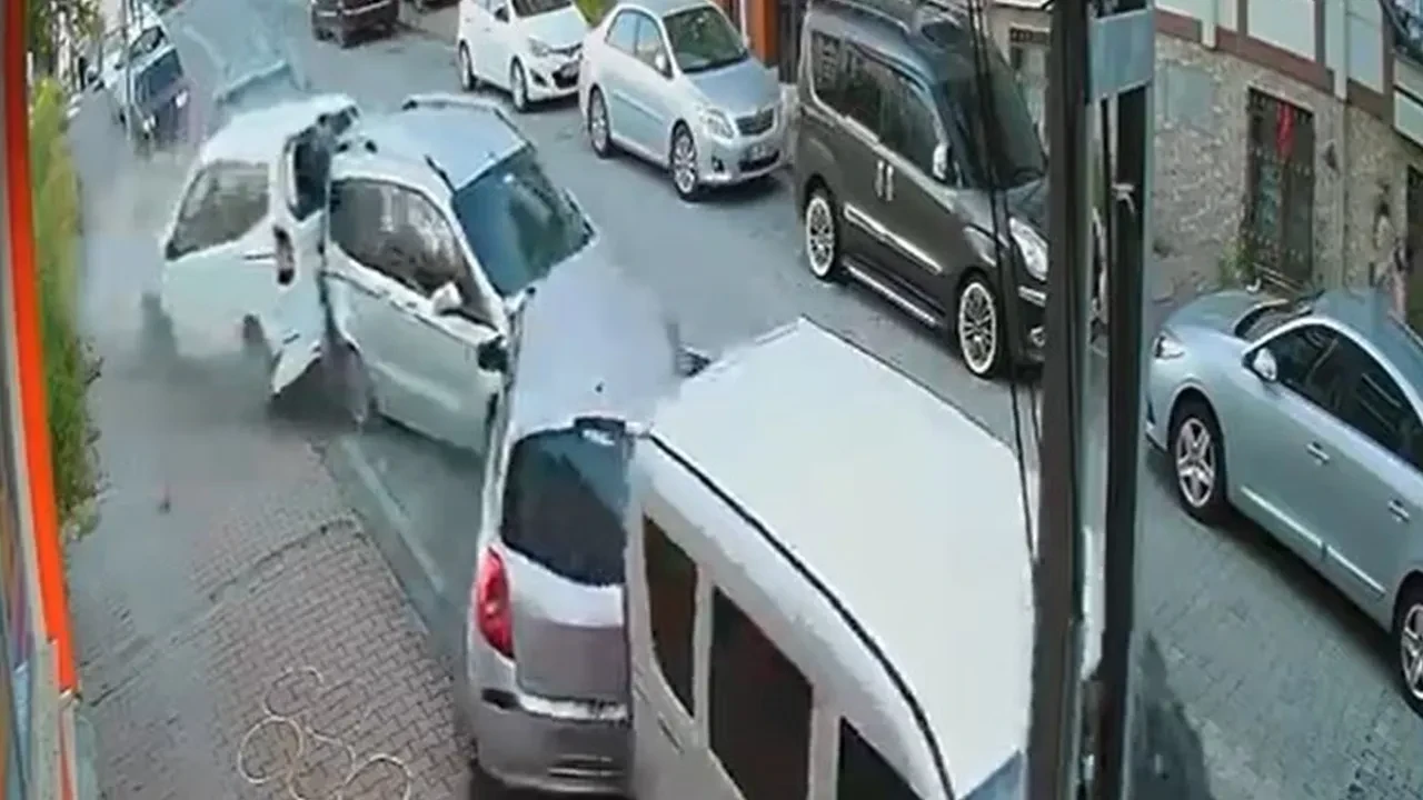 Kontrolden çıkan otomobil park halinde araçlara çarptı