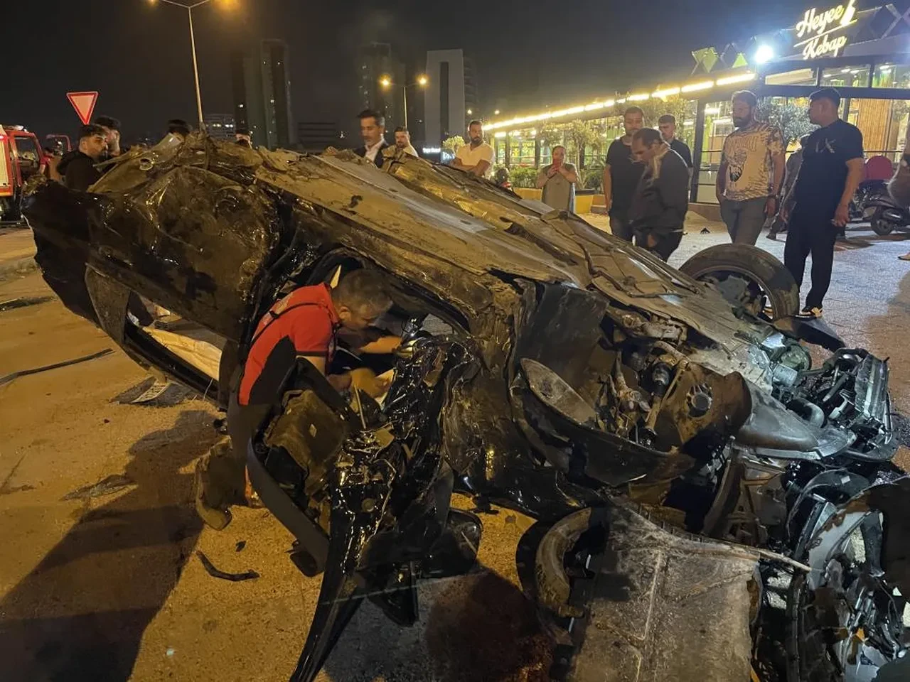 Mersin'de korkunç kaza! Araç ikiye ayrıldı: Yaralılar var!