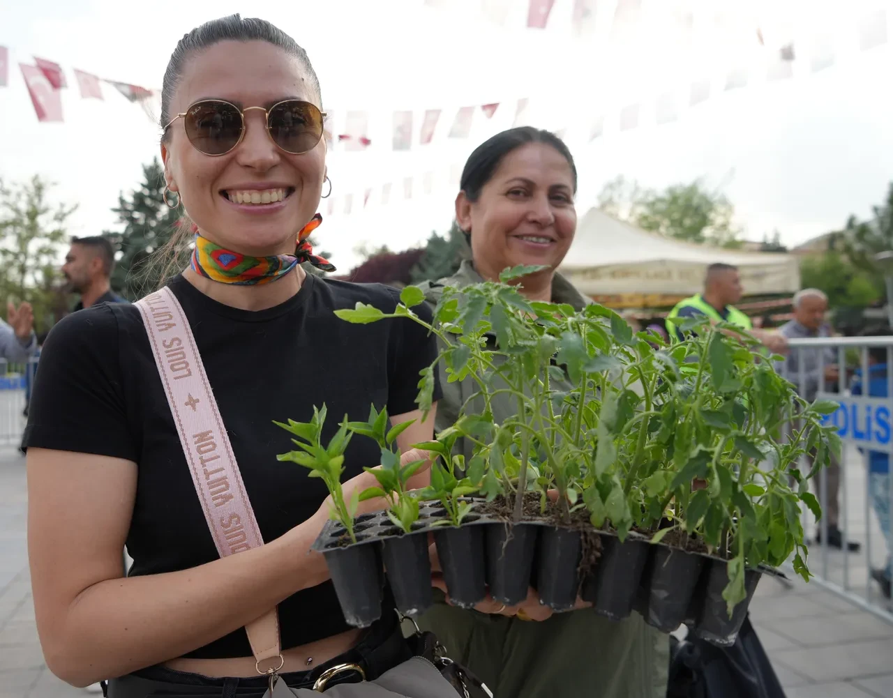 Meydan tıklım tıklım! Belediye bedava dağıttı, vatandaş kuyruk oluşturdu