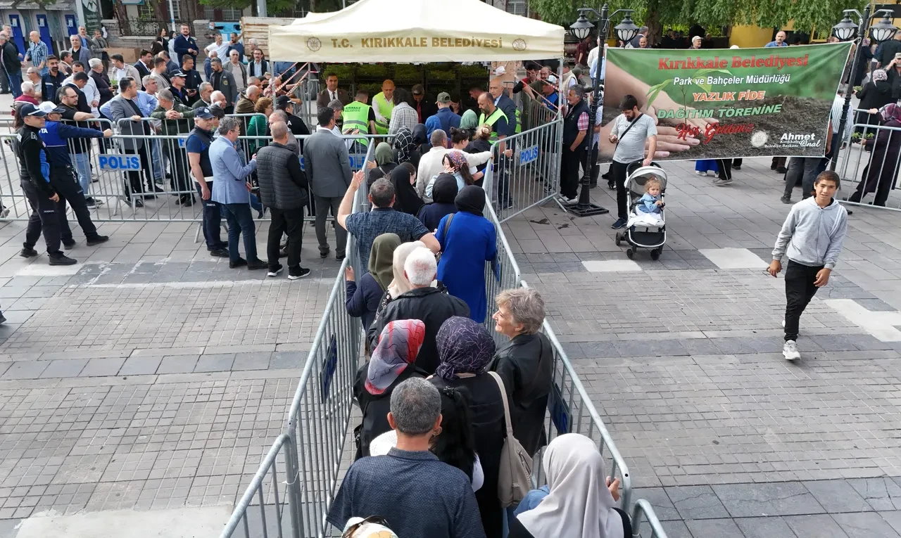 Meydan tıklım tıklım! Belediye bedava dağıttı, vatandaş kuyruk oluşturdu
