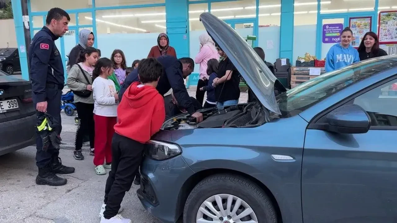 Otomobilin motoruna giren kedi, yaklaşık 2 saat sonra çıkarıldı