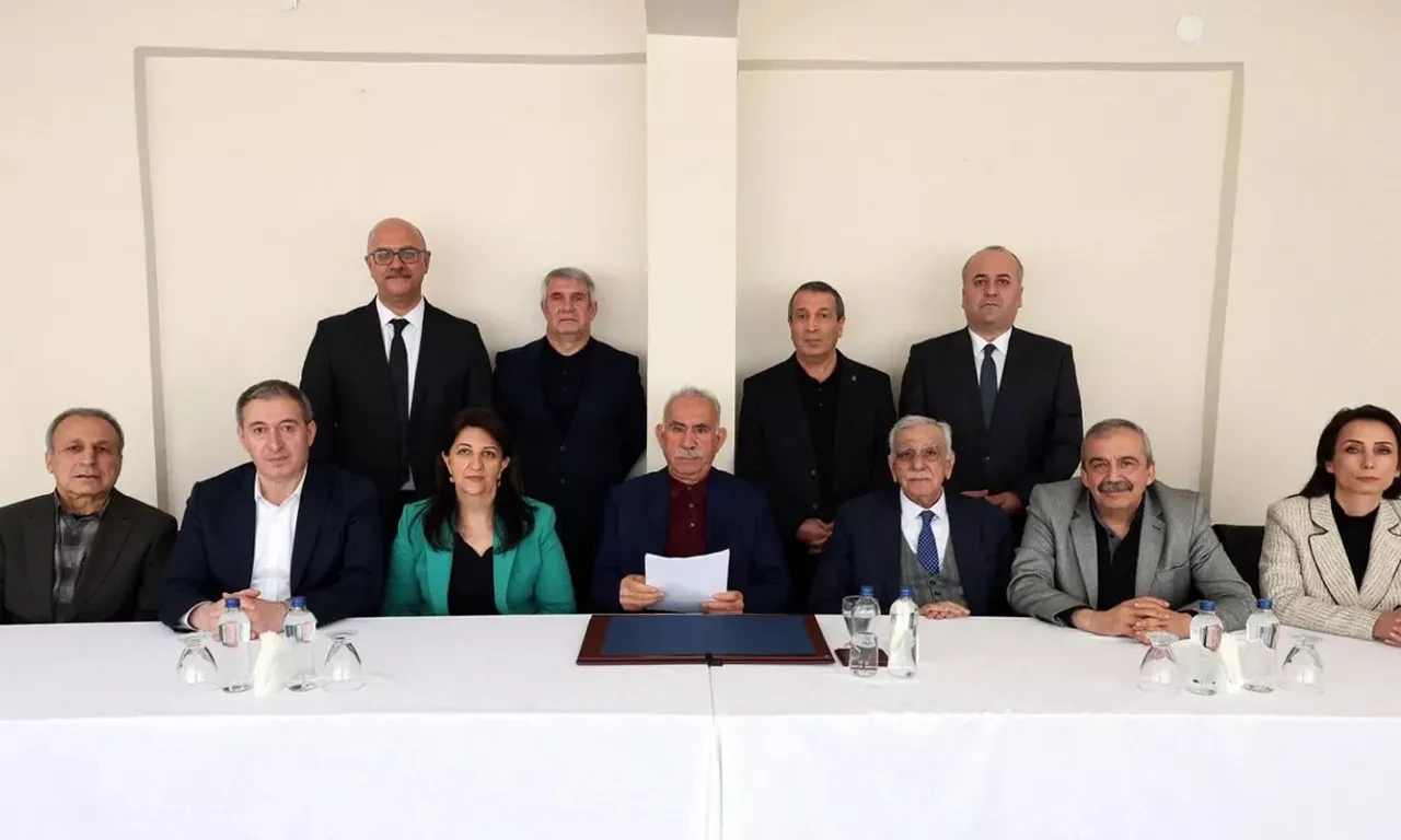 PKK fesih kararını duyurdu! Terör örgütü silahları bıraktı