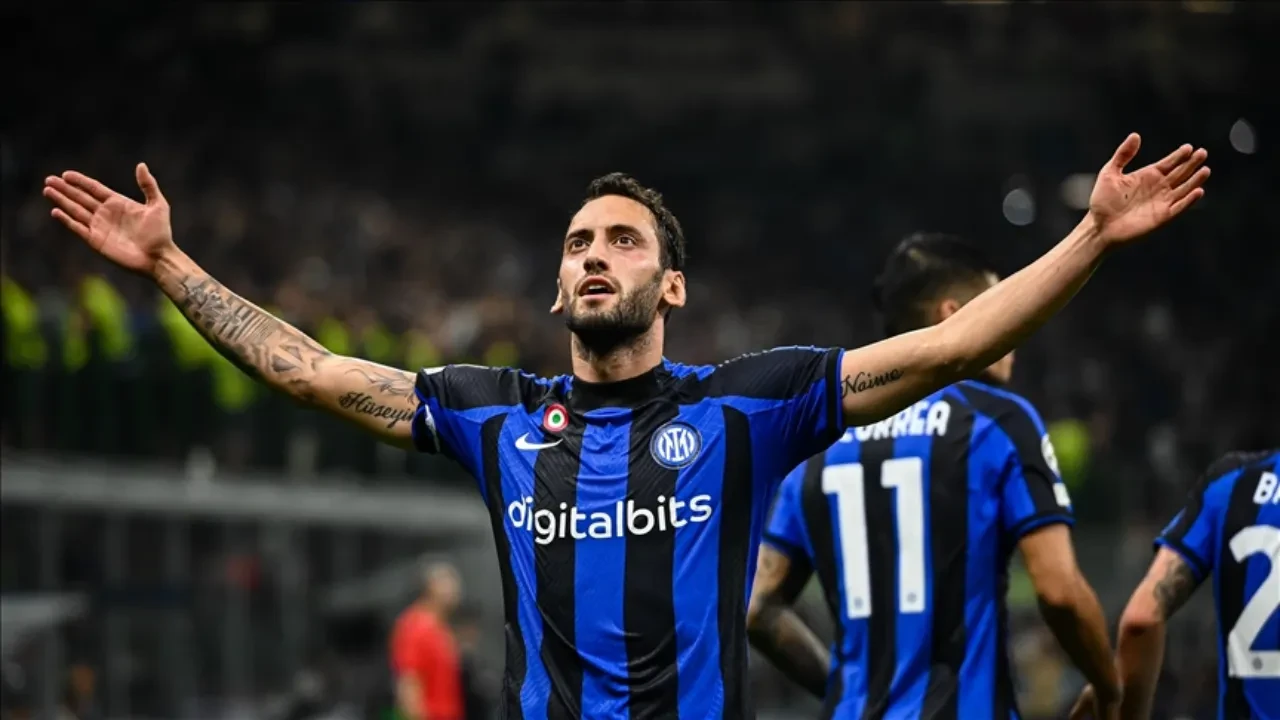 Serie A'da zirve yarışı! Hakan Çalhanoğlu'lu Inter puan farkını 1'e indirdi