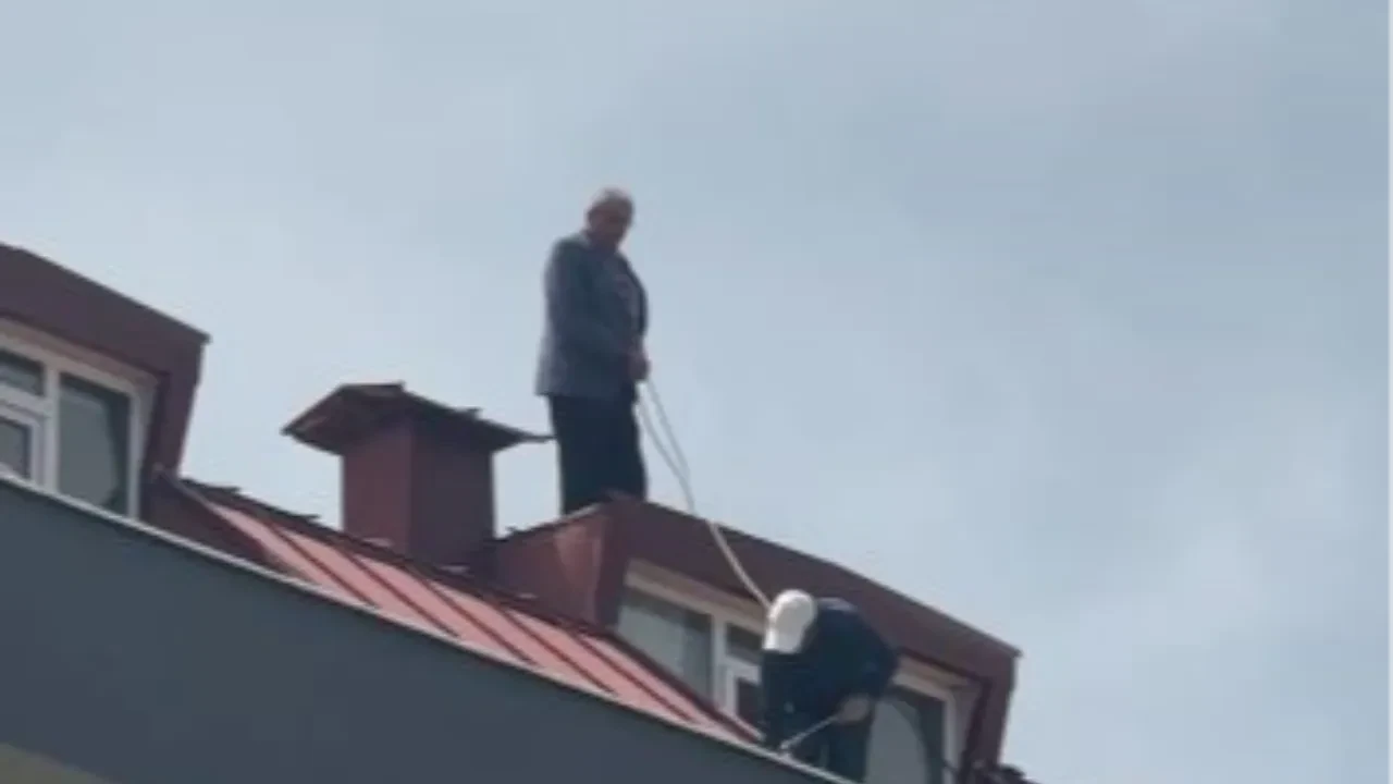 Yürekleri ağza getiren görüntüler! Çatıya çıkan işçiden akılalmaz önlem 