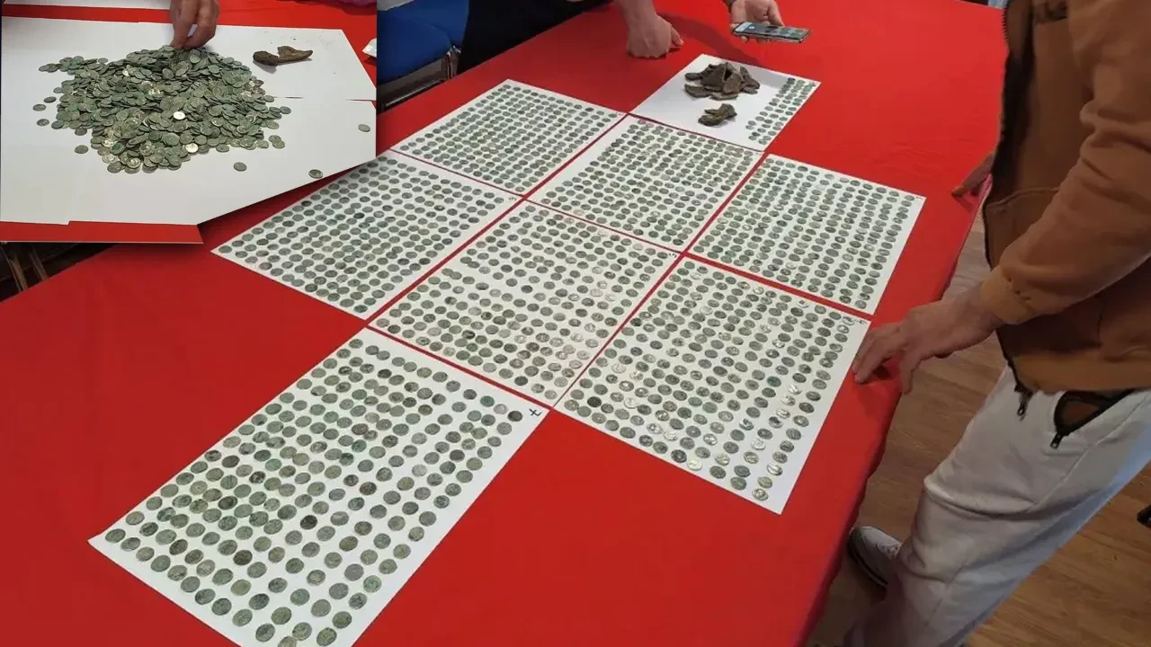 Yürüyüş sırasında tarihle yüzleşti: Tarladaki antik hazineyi görünce neye uğradığını şaşırdı