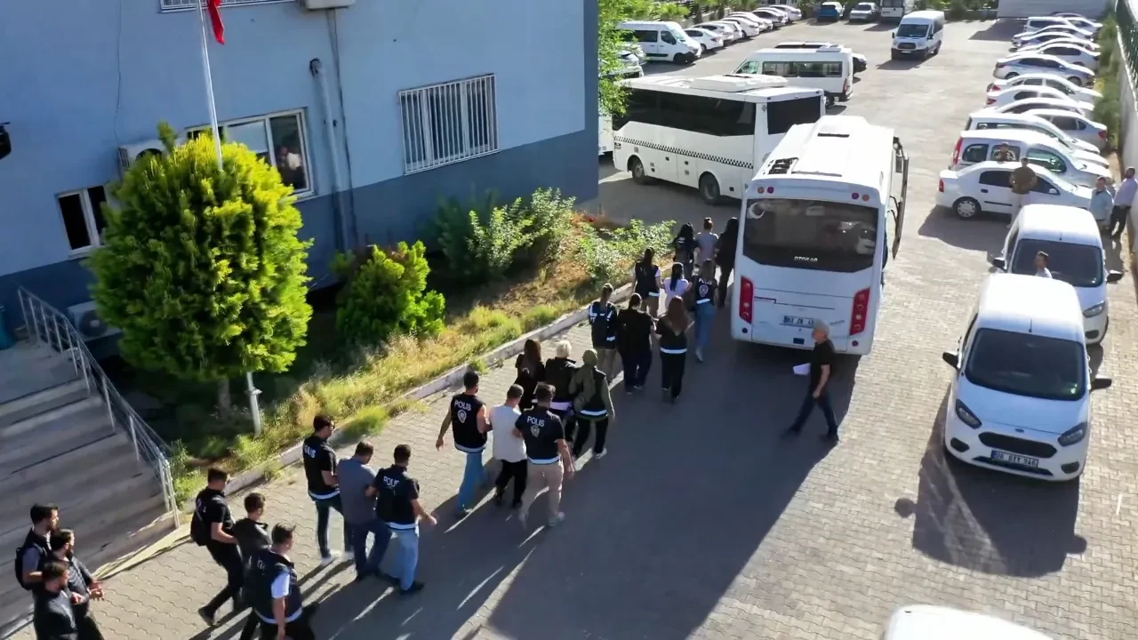 25 ilde büyük dolandırıcılık operasyonu: Kendilerini kamu personeli olarak tanıtıp vurgun yapmışlar 