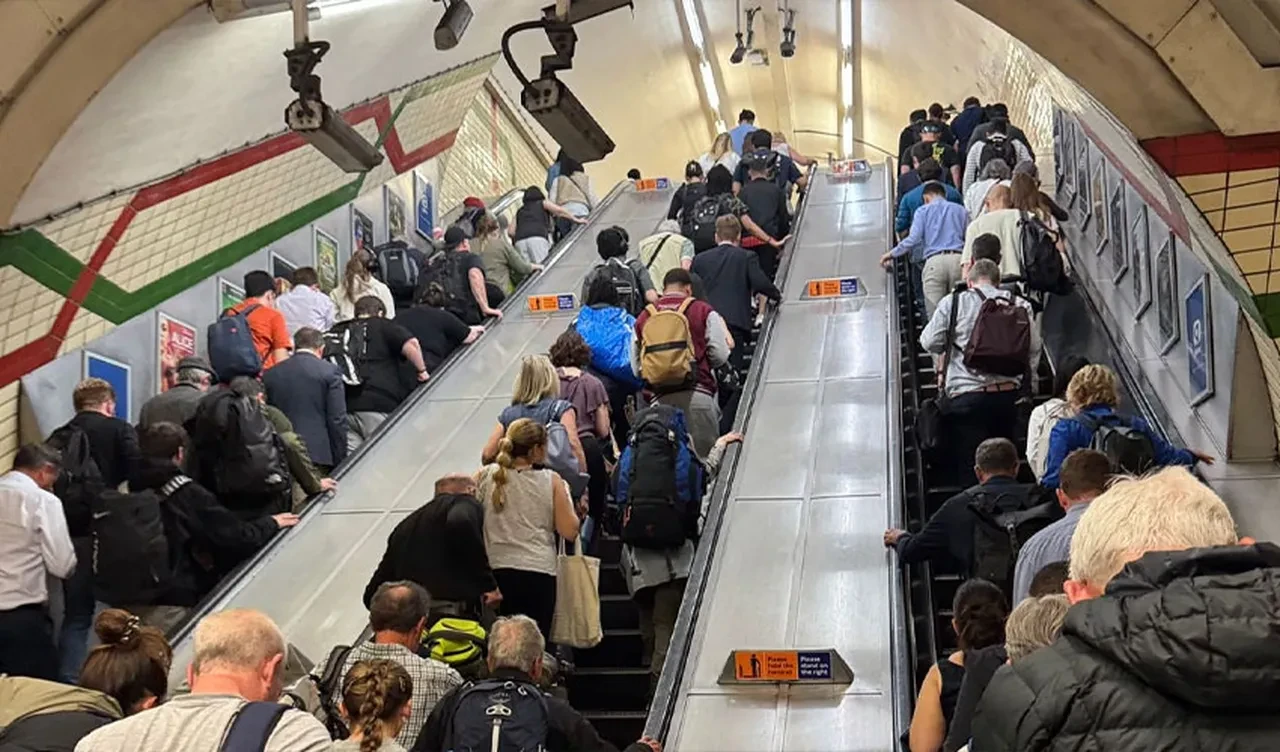 Avrupa 5 saniyede Londra sadece 1 saniyede kaosa sürüklendi! İngiltere'de elektrik kesintisi hayatı felç etti