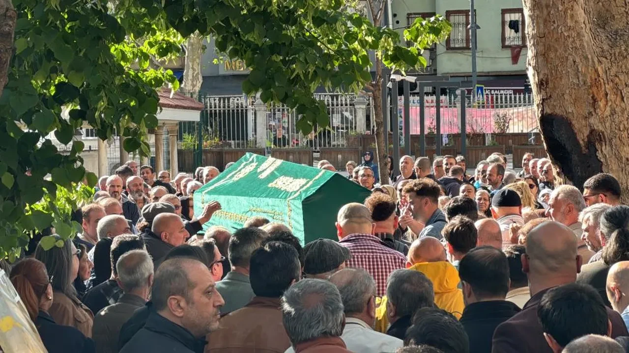 Balık Ayhan'ın cenazesinde eşinin sözleri yürek yaktı: Yap şovunu son sahnedesin