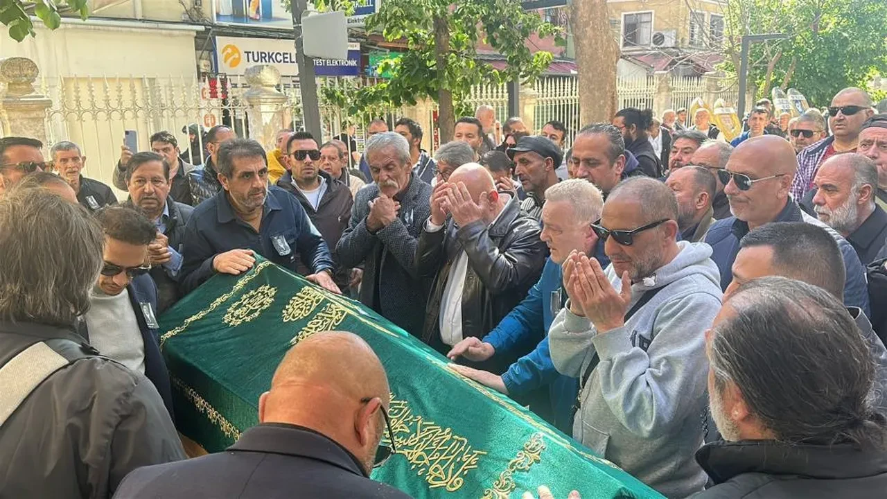 Balık Ayhan'ın cenazesinde eşinin sözleri yürek yaktı: Yap şovunu son sahnedesin