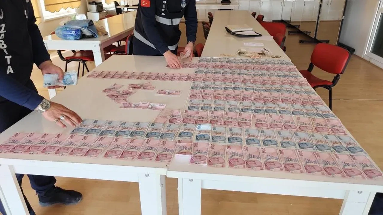 Dilencinin üzerinden çıkan para dudak uçuklattı! Masa doldu taştı