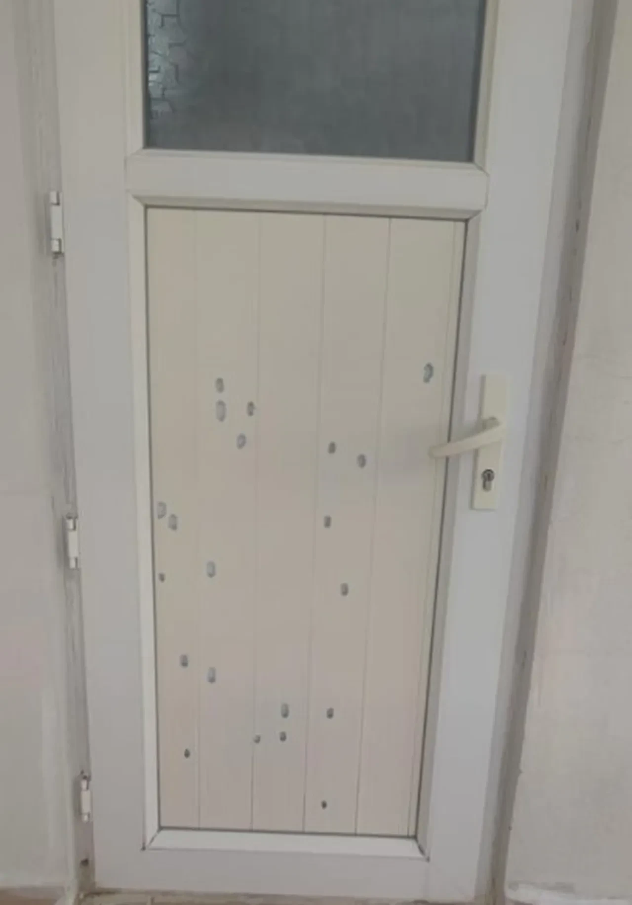 Dolu yağışı mermi gibi vurdu! Kapıyı delip geçti