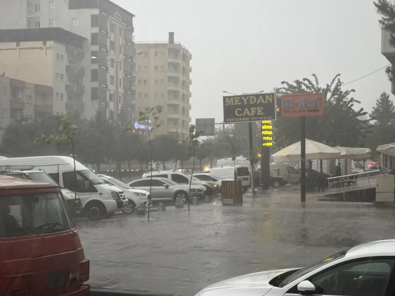 Dolu yağışı mermi gibi vurdu! Kapıyı delip geçti