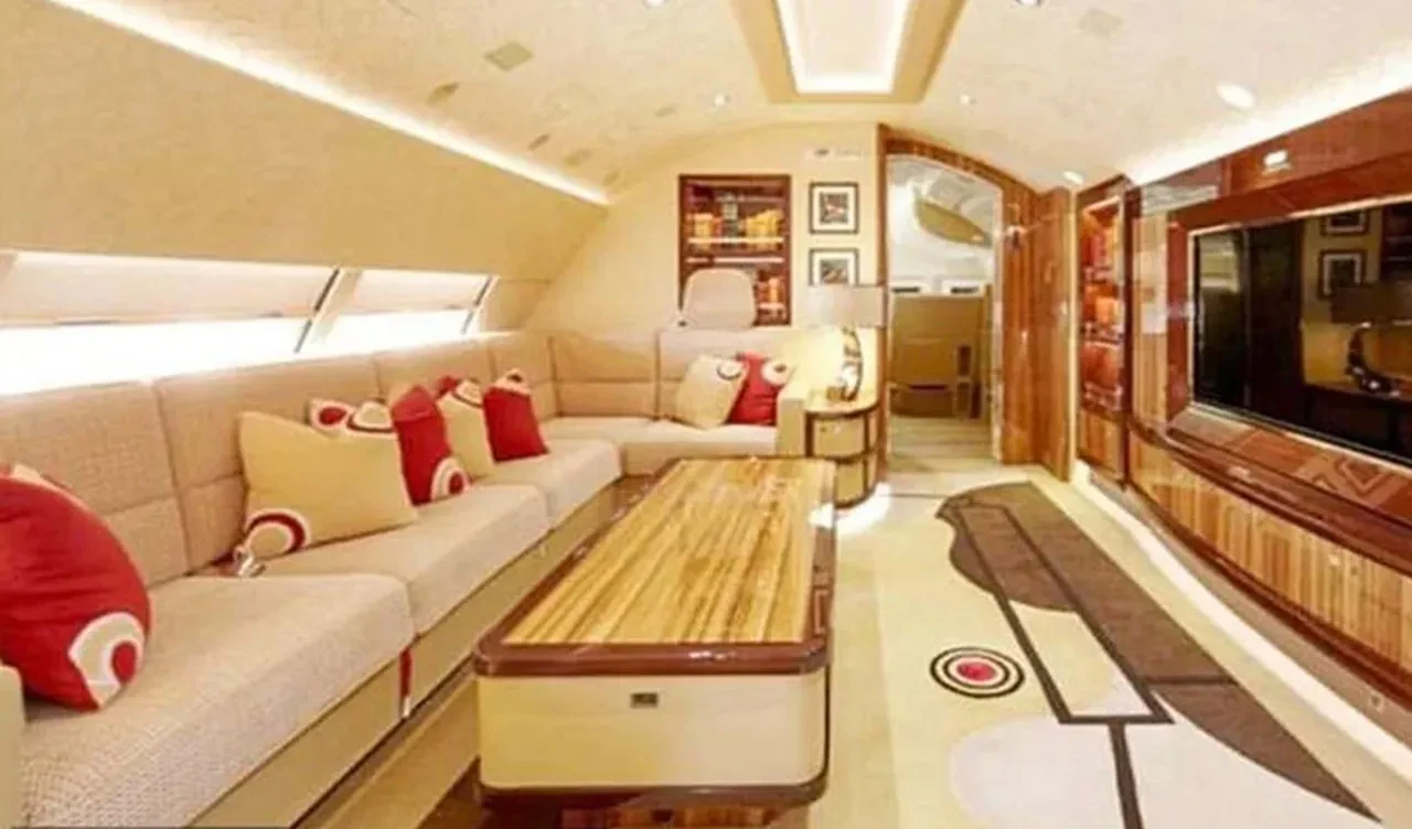 Donald Trump'a Katar'dan hediye edilen uçağın içi ağızları açık bıraktı! Adeta bir uçan saray