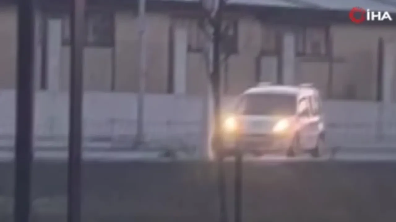 Drift atarken arkadaşını öldürüyordu! Camdan düşüp yere kapaklandığı an kamerada