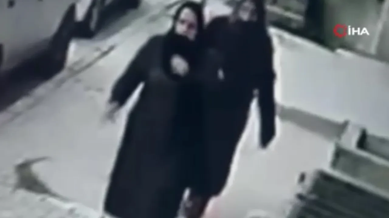 Eve girip 500 bin TL değerinde altın çaldılar! O anlar kamerada