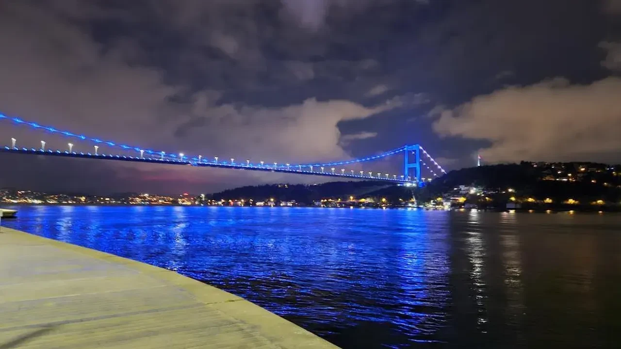 FSM Köprüsü Engelliler Haftası’nda maviye büründü