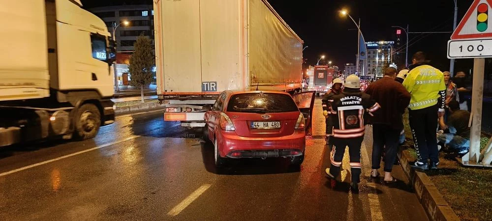 Malatya’da tırla otomobil çarpıştı: 3 yaralı