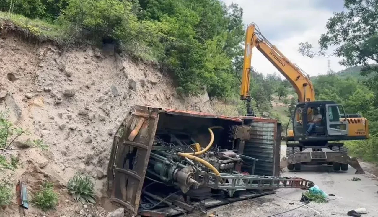 İş makinesi rampada devrildi: 1 ölü, 2 yaralı