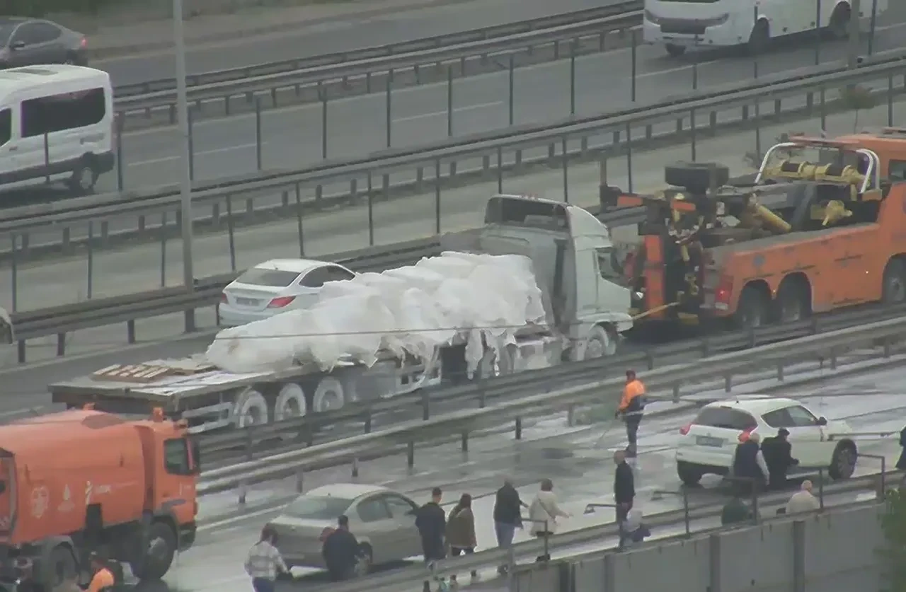 İstanbul'da trafiği kilitleyen kaza! E-5 beyaza büründü, vatandaşlar zor anlar yaşadı