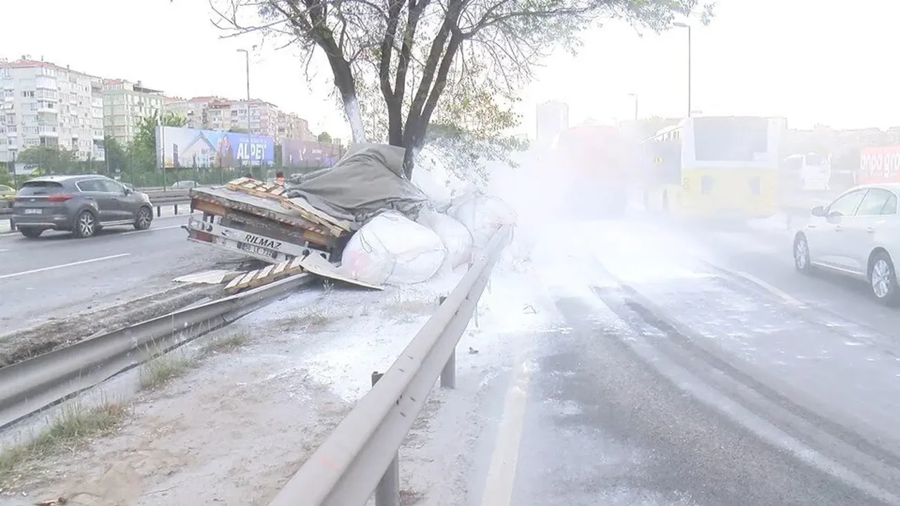 İstanbul'da trafiği kilitleyen kaza! E-5 beyaza büründü, vatandaşlar zor anlar yaşadı