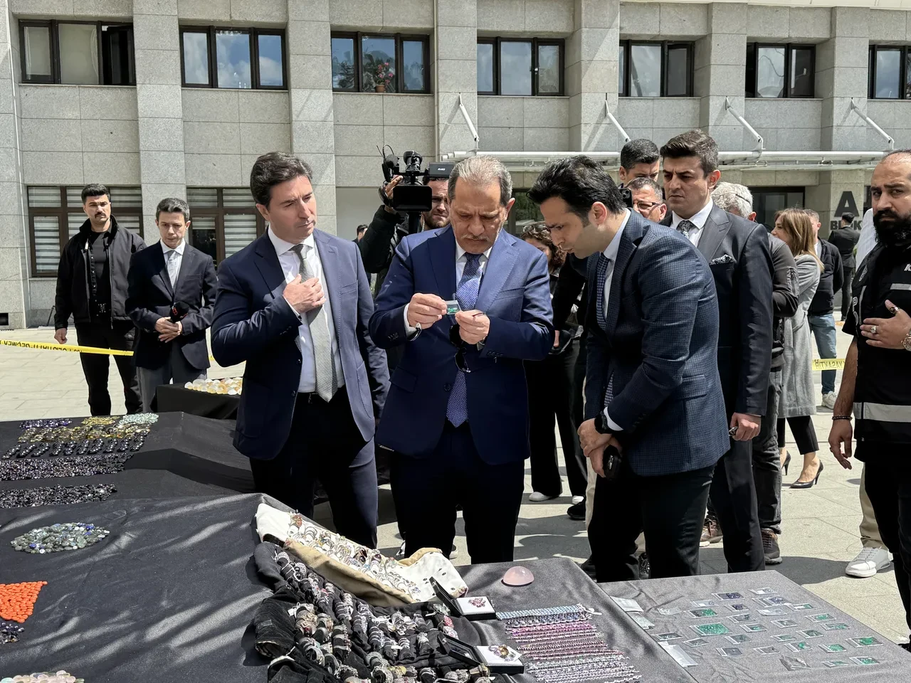 Kaçakçılara operasyon: Valizinden 250 milyon liralık pırlanta çıktı