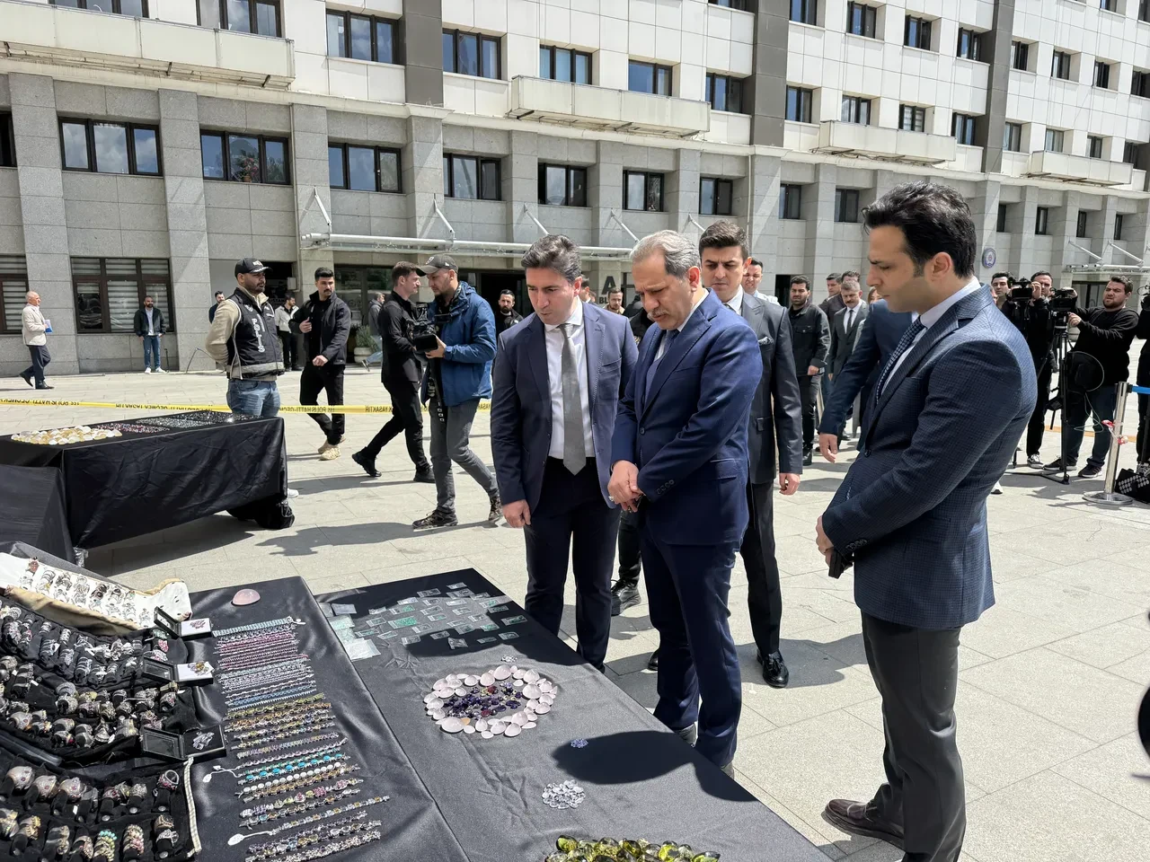 Kaçakçılara operasyon: Valizinden 250 milyon liralık pırlanta çıktı