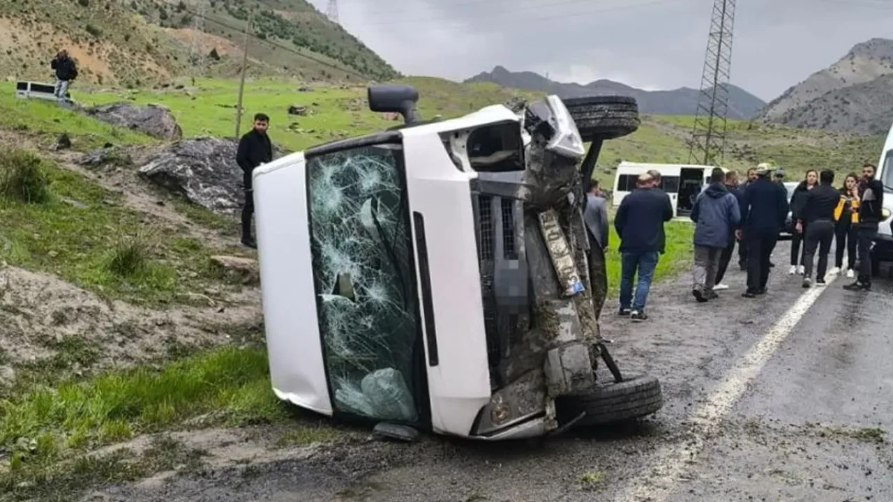 Kaygan yol kazaya neden oldu! Öğrenci servisi devrildi