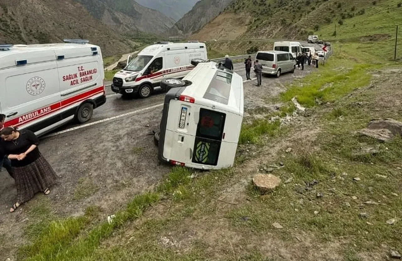 Kaygan yol kazaya neden oldu! Öğrenci servisi devrildi