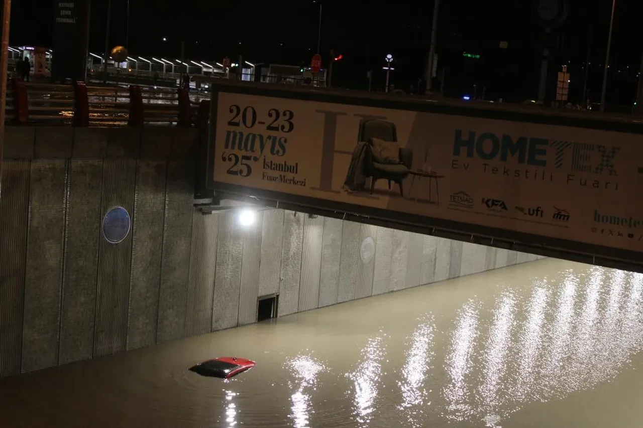 Kayseri'yi sağanak vurdu! Yollar şelaleye döndü, araçlar suya gömüldü