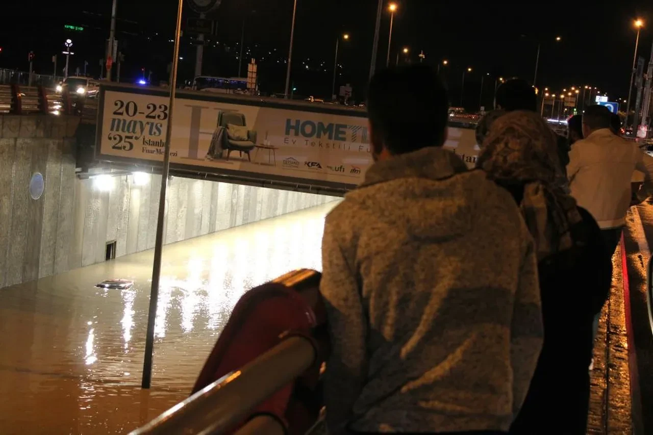 Kayseri'yi sağanak vurdu! Yollar şelaleye döndü, araçlar suya gömüldü