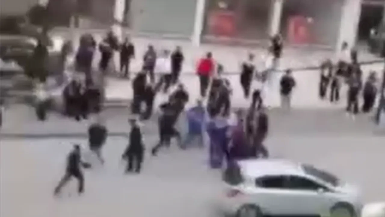 Lise öğrencileri yumruk yumruğa kavga etti... O anlar kamerada