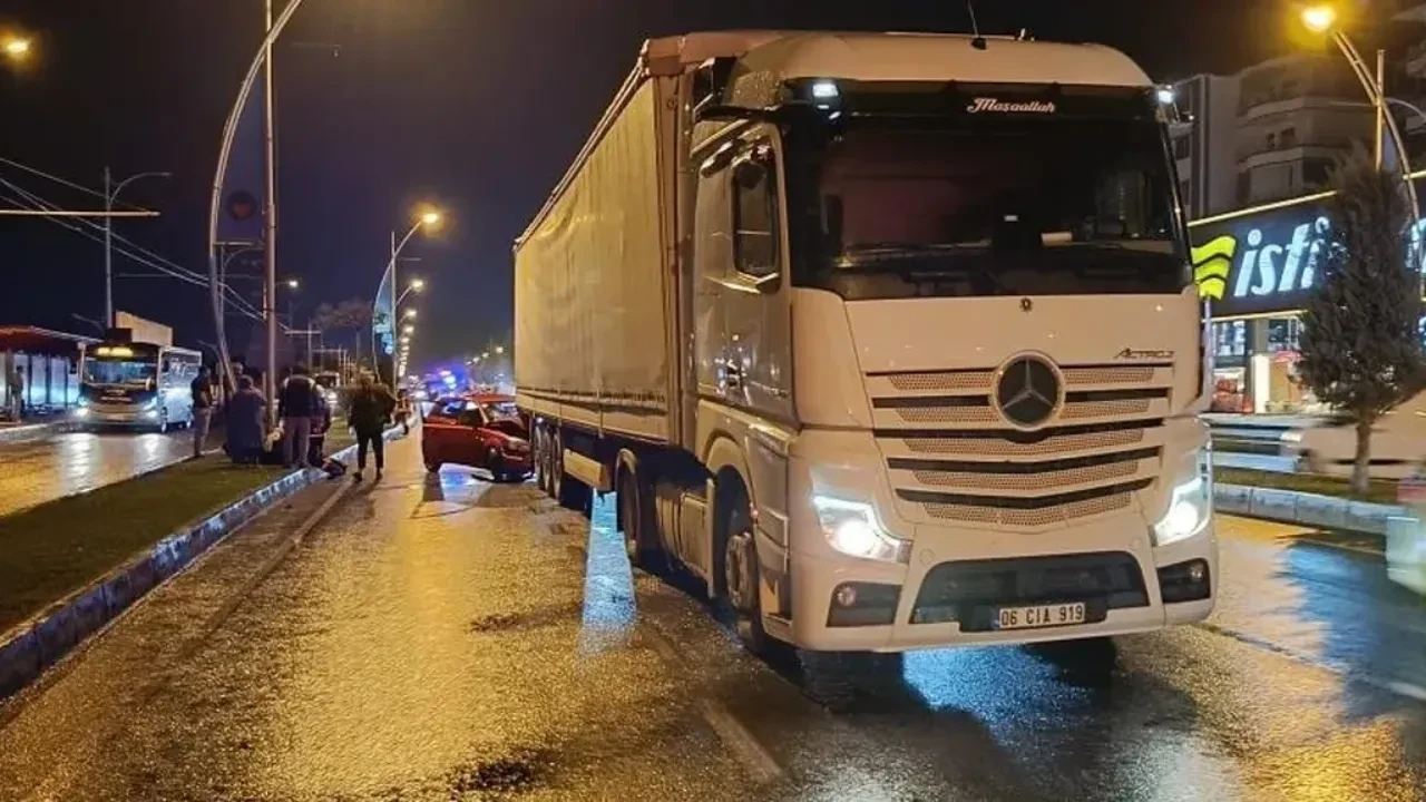 Malatya’da tırla otomobil çarpıştı: 3 yaralı