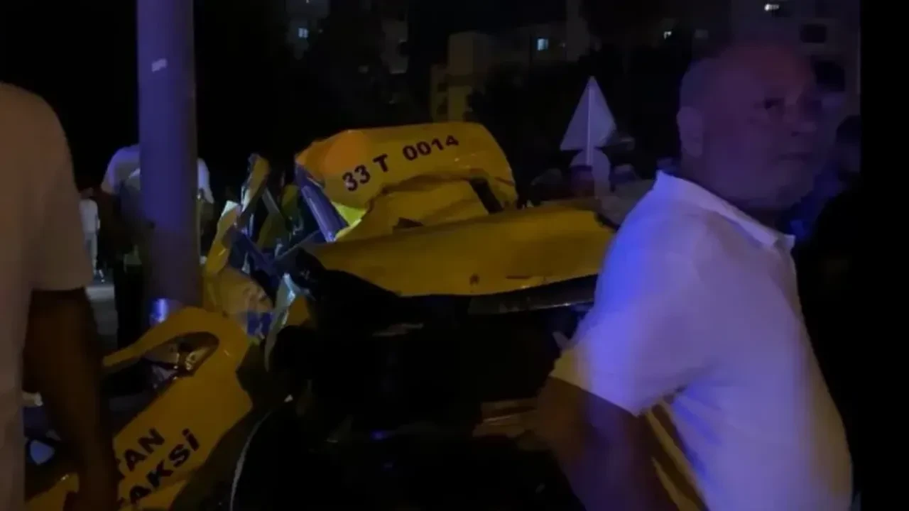 Mersin’de feci kaza: Ticari takside 2 kişi hayatını kaybetti
