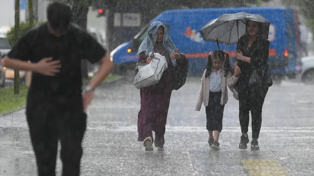 Meteoroloji'den 25 il için sarı kodlu uyarı: Kuvvetli sağanak geliyor! İşte 13 Mayıs il il hava durumu