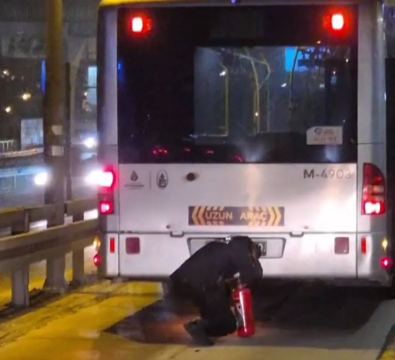 Metrobüste korkutan anlar! Seferler durma noktasına geldi