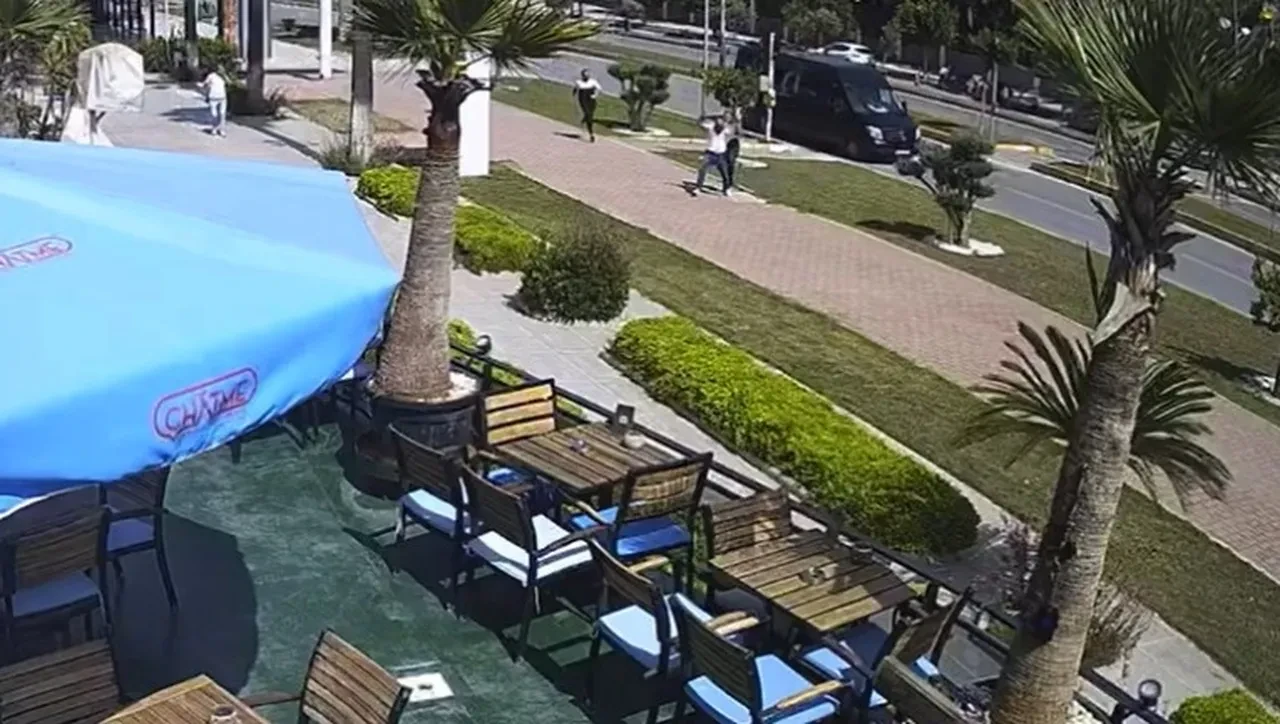 Sokak ortasında öldüresiye dayak! 3 kişi tekme ve yumruklarla feci şekilde dövdü