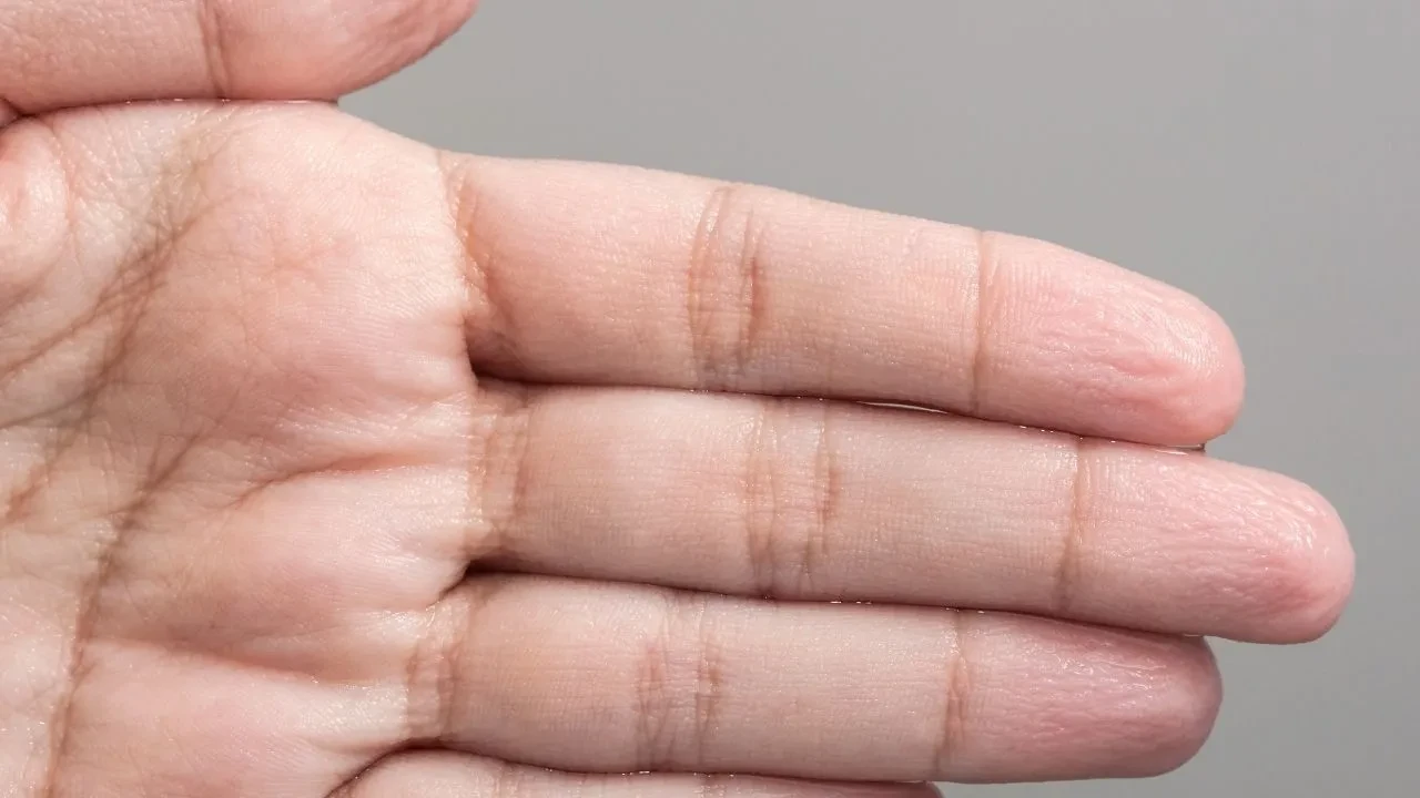 Suya girince parmakların buruşmasının nedeni şaşkına uğrattı! Bilim insanları açıkladı