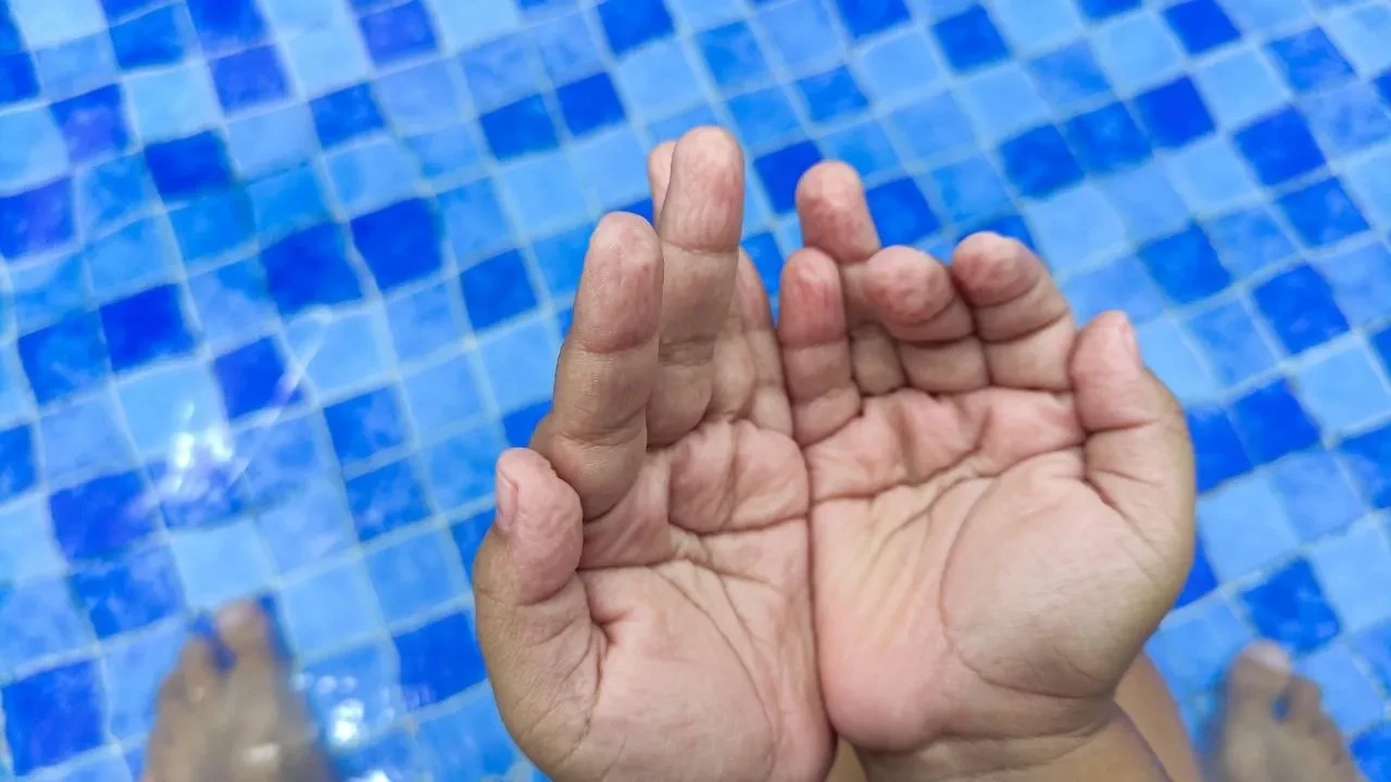 Suya girince parmakların buruşmasının nedeni şaşkına uğrattı! Bilim insanları açıkladı