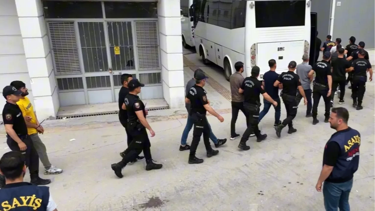 Tam 50 milyonluk 'change' operasyonu: Ağır hasarlı araçları böyle satmışlar 
